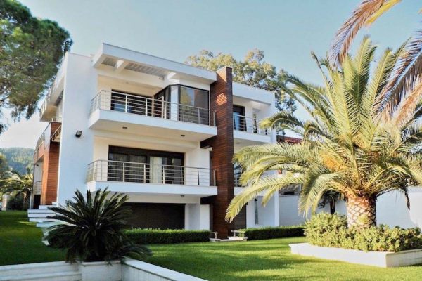 Beachfront Luxury Villa 450 m2  2,900,000€ = 2,500,000€